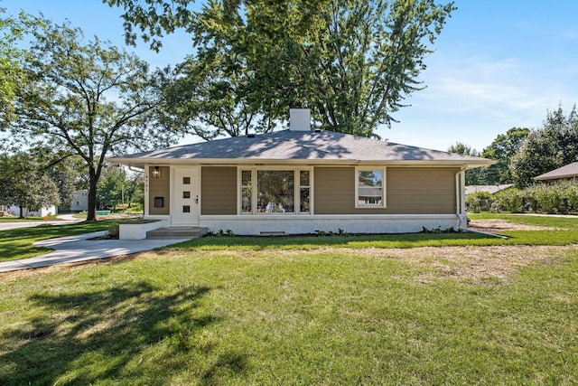 view of front of house with a front lawn