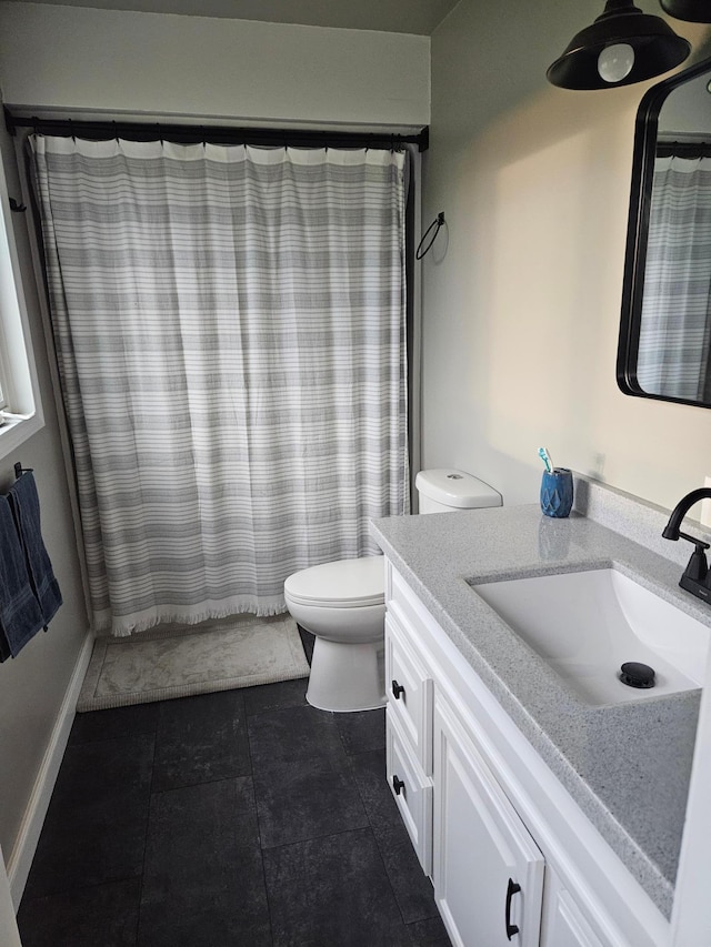 bathroom featuring toilet, a shower with shower curtain, and vanity