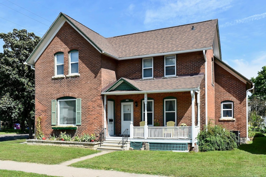 view of front of property featuring a front lawn and covered porch