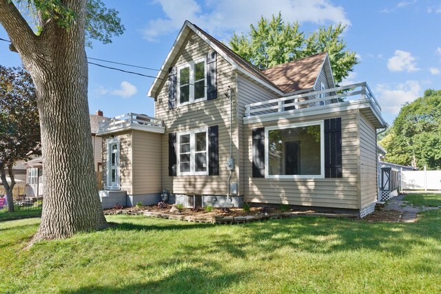 view of front of home with a front lawn