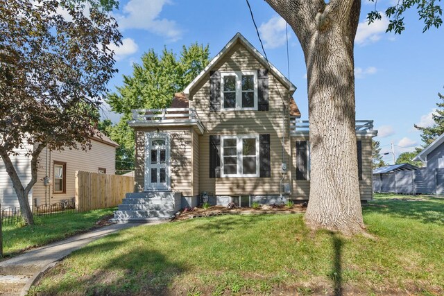 view of front of property featuring a front yard