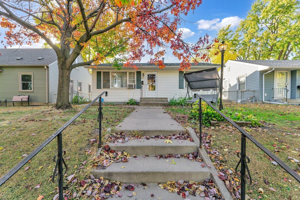 single story home featuring a front yard