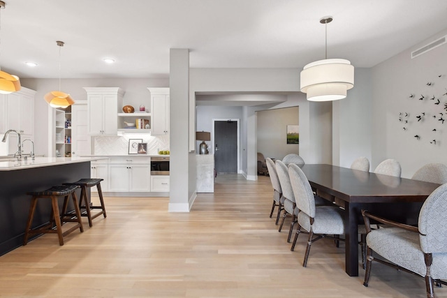 dining space with visible vents, recessed lighting, baseboards, and light wood-style floors