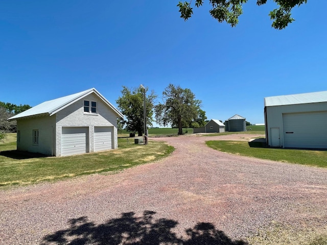 view of yard featuring an outdoor structure and a garage