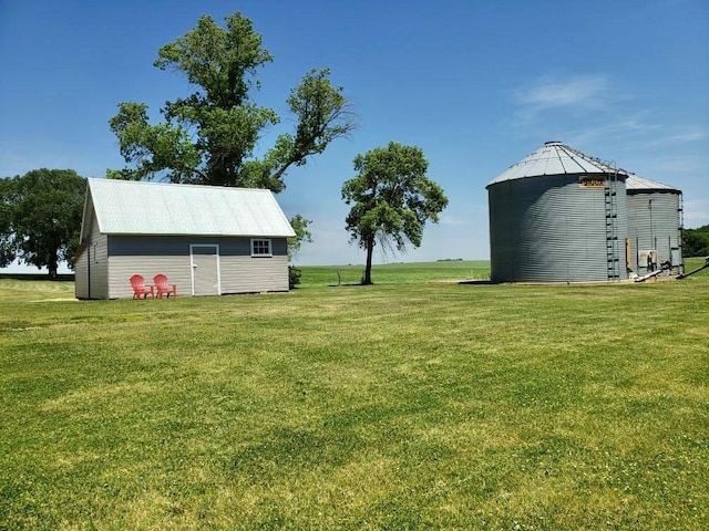 view of yard with an outdoor structure