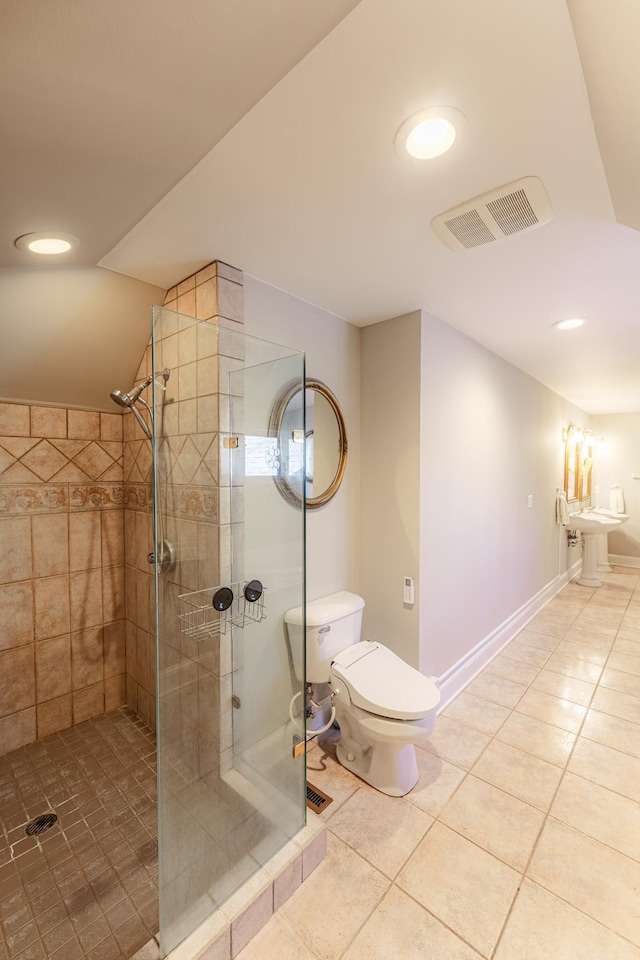 full bathroom featuring visible vents, toilet, a tile shower, recessed lighting, and tile patterned floors