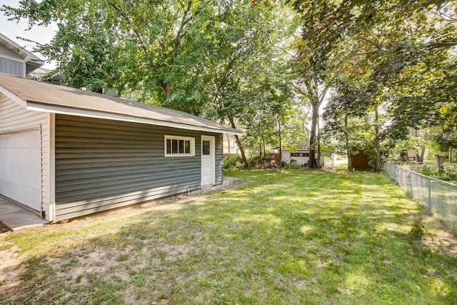 view of yard featuring an outdoor structure