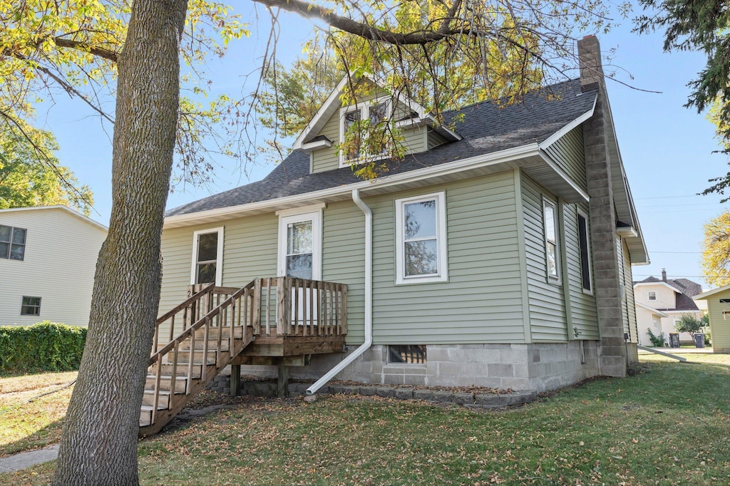 view of front of property with a front yard