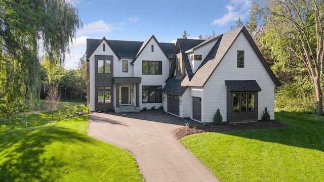 view of front facade featuring a front yard