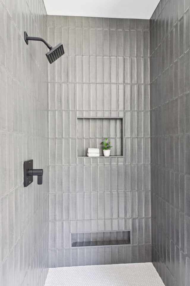 bathroom featuring a tile shower