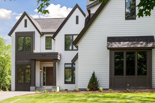 view of front of property featuring a front yard