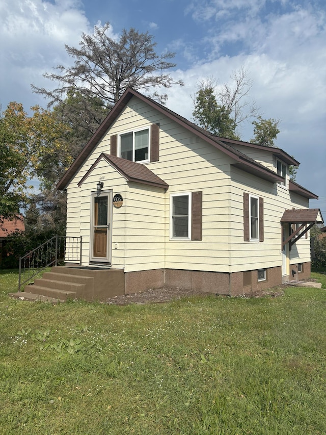 view of front facade featuring a front lawn