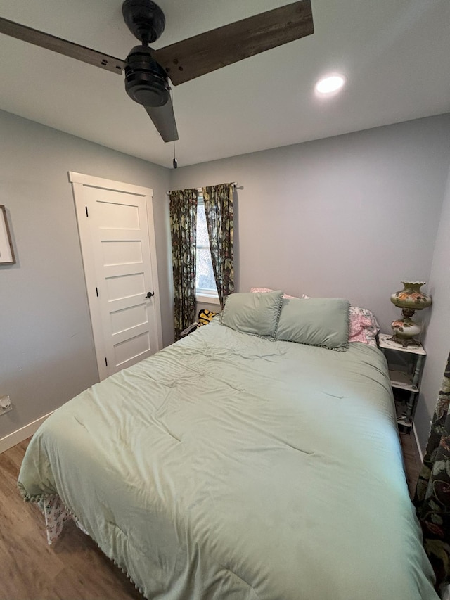 bedroom with recessed lighting, baseboards, dark wood-style floors, and ceiling fan