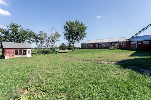 view of yard with an outbuilding