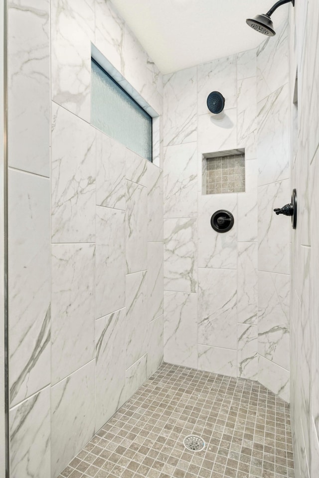 bathroom featuring tiled shower