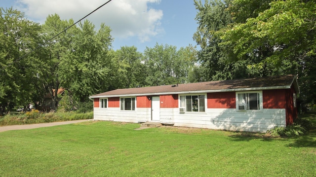 single story home with a front lawn