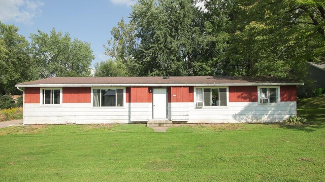 single story home featuring a front yard