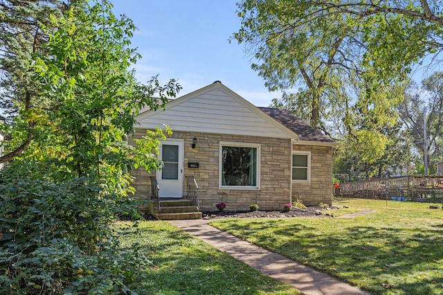 view of front of property featuring entry steps and a front yard