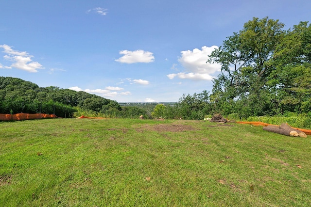 view of yard featuring a rural view