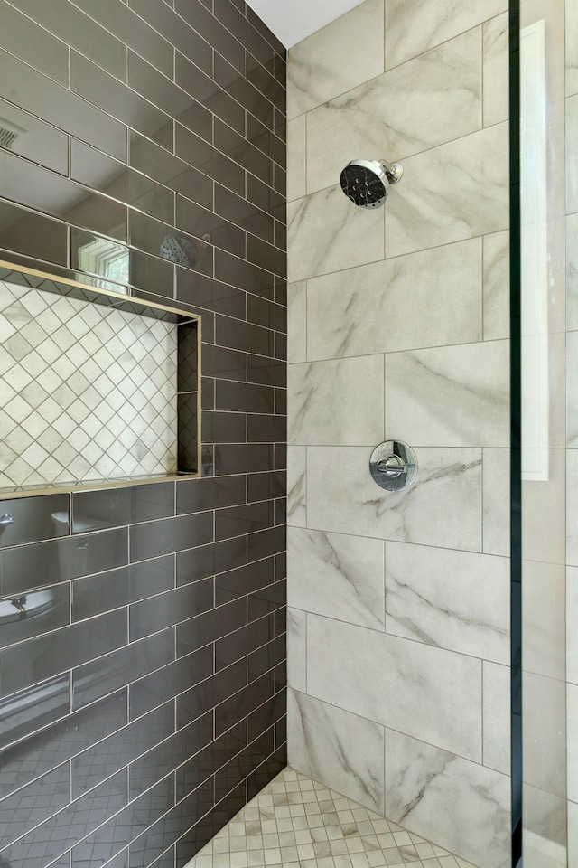 bathroom featuring a tile shower