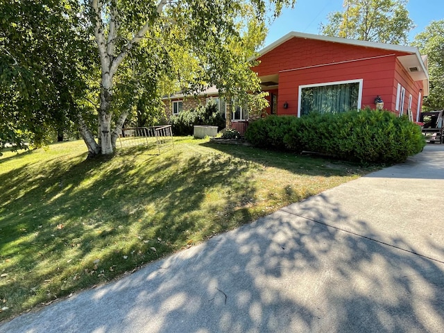 view of front facade with a front yard