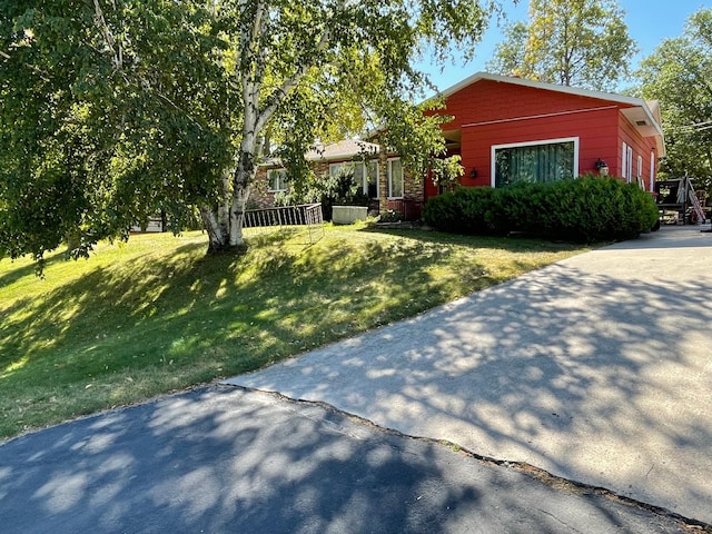 view of front of house with a front lawn