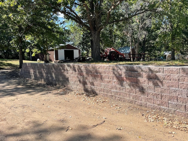 view of yard with an outdoor structure and a garage