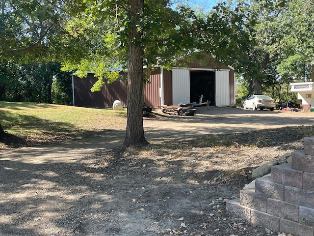 view of yard featuring an outdoor structure