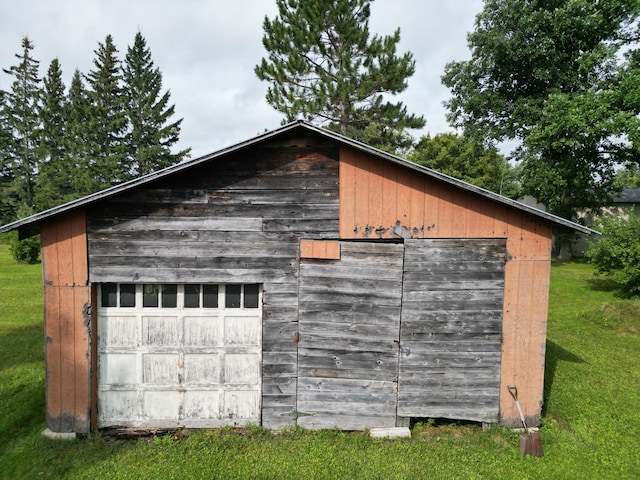 view of detached garage