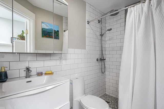 bathroom with vanity, toilet, curtained shower, and decorative backsplash