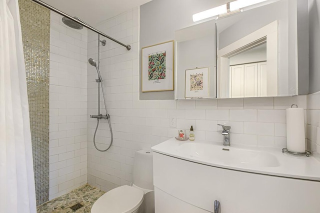 bathroom with vanity, toilet, a shower with shower curtain, and tasteful backsplash