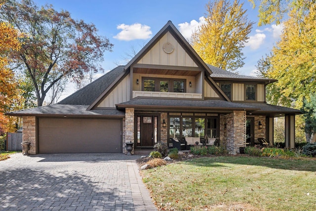 view of front of house featuring a porch and a front yard