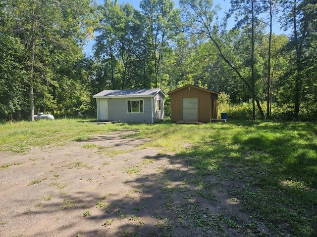 view of yard with a garage and an outdoor structure