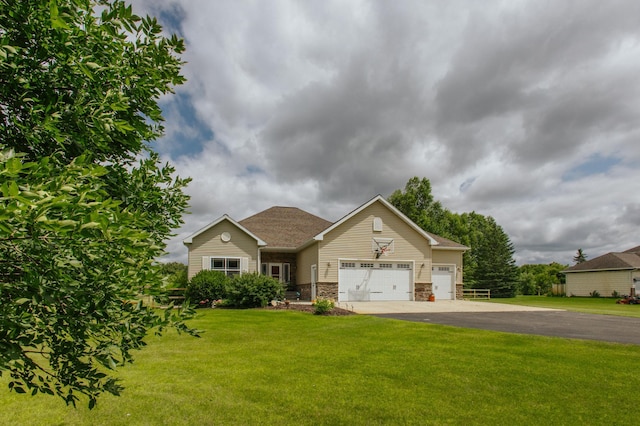 view of front facade featuring a garage and a front yard