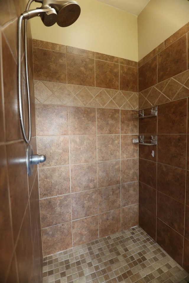 bathroom featuring tiled shower