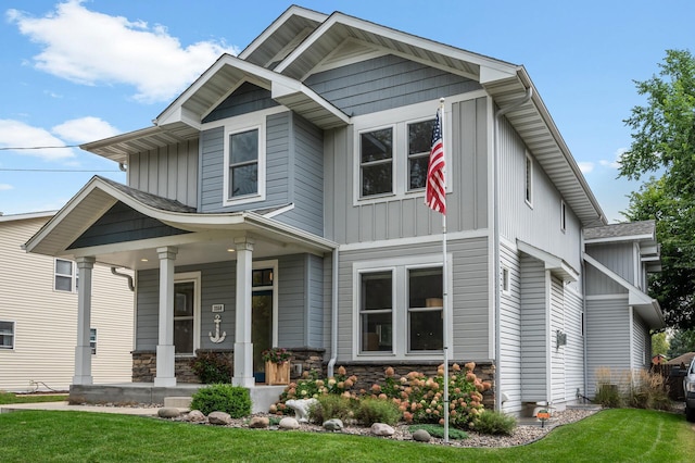 craftsman-style house featuring a front lawn and covered porch