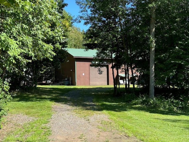 view of yard featuring an outbuilding and driveway