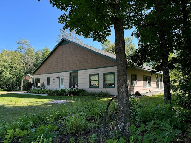 view of front of property featuring a front yard and a garage