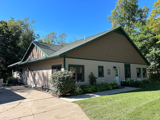 view of front of home featuring a front lawn