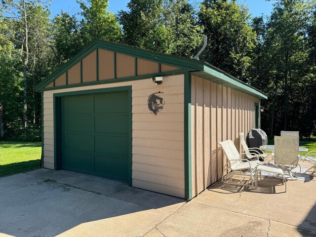 view of detached garage