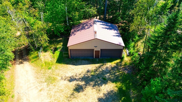 bird's eye view featuring a wooded view