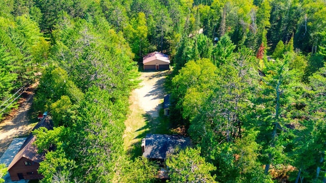 birds eye view of property featuring a wooded view