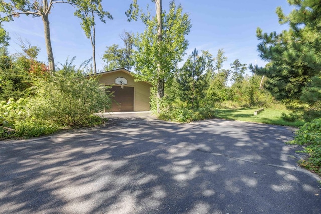 view of front of property featuring an outdoor structure