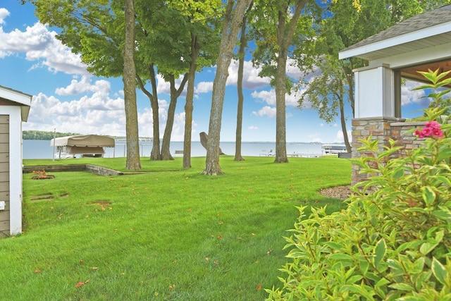 view of yard featuring a water view