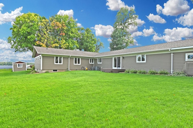 back of house featuring a lawn