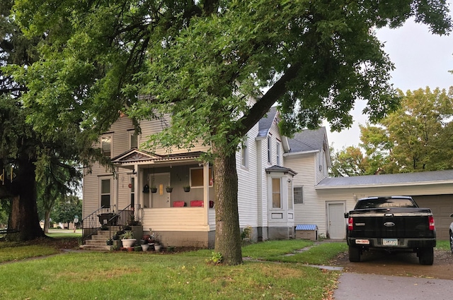 view of front facade featuring a front lawn and a garage