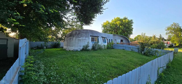 view of yard with a shed