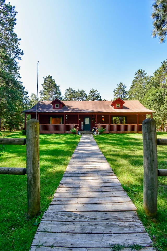 view of front of house featuring a front yard