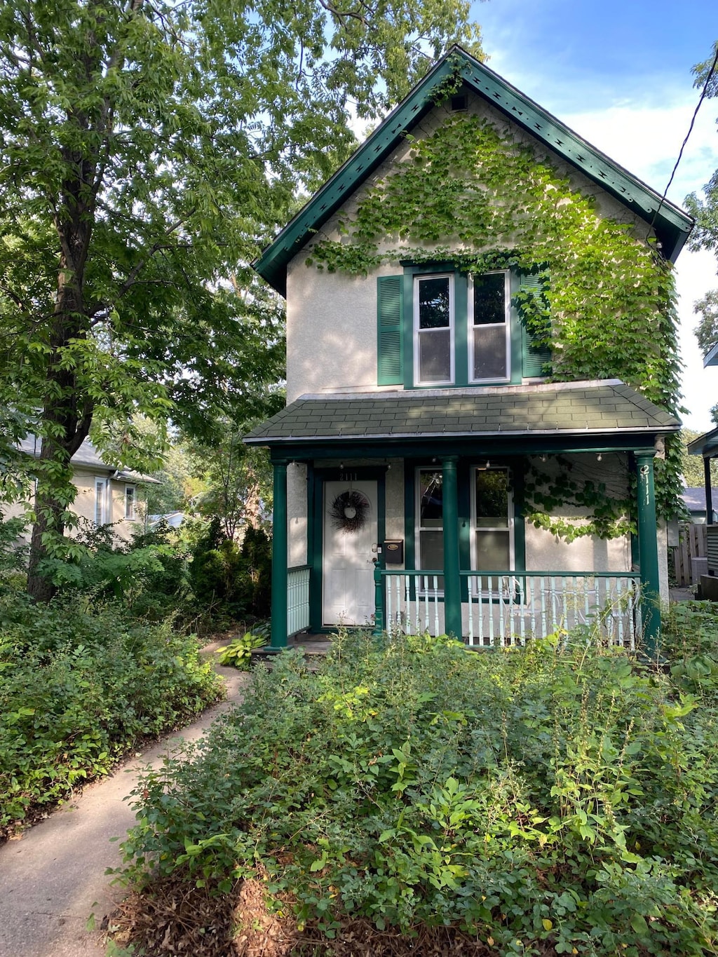 view of front of property with covered porch