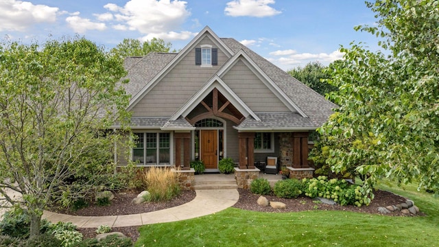 craftsman-style house featuring a front yard